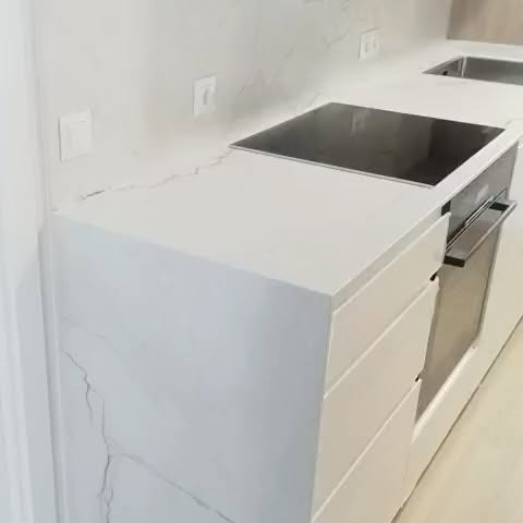 Encimera de mármol blanco instalada por Mármoles Gamper