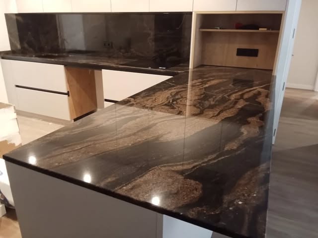 Encimera en granito oscuro con vetas doradas