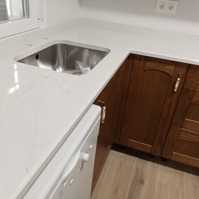 Encimera de cocina en tonos claros