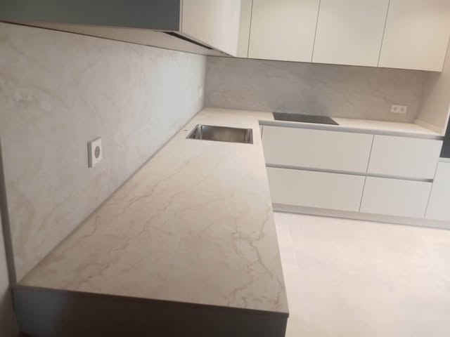 Detalle de fregadero integrado en encimera de mármol